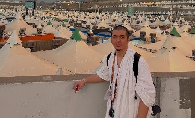 Irwansyah saat ibadah haji. [Instagram]